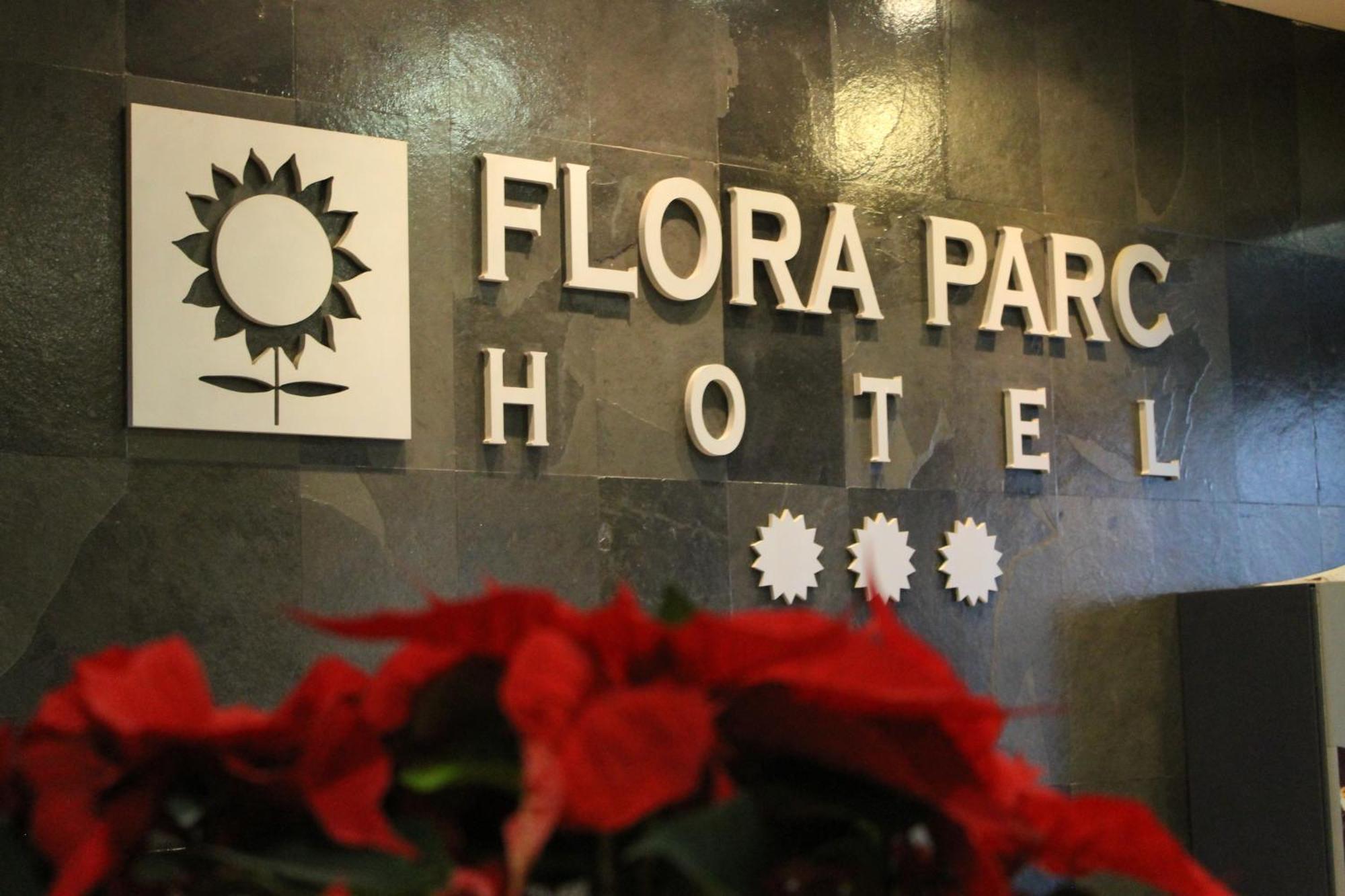 Hotel Flora Parc Castelldefels Extérieur photo