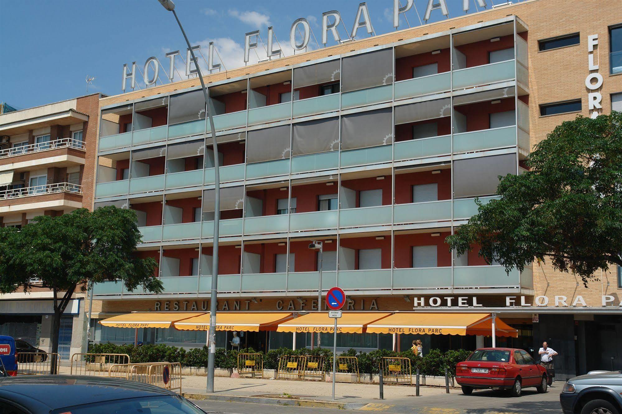 Hotel Flora Parc Castelldefels Extérieur photo